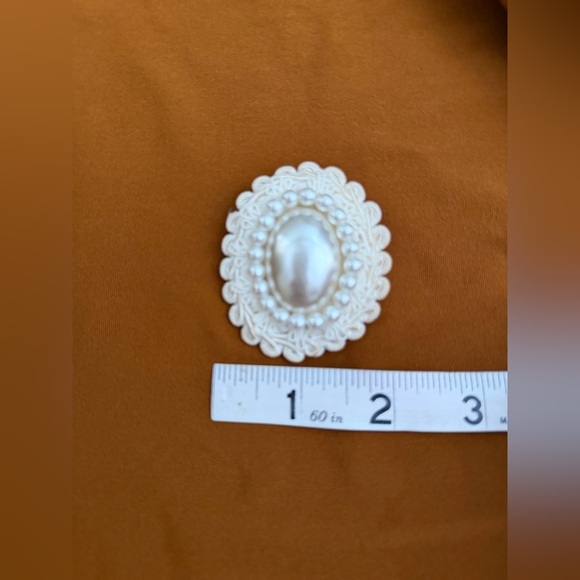 1970/80 oval faux pearlElegant Cream Brooch with victorian Accent boho luxury - Picture 2 of 4